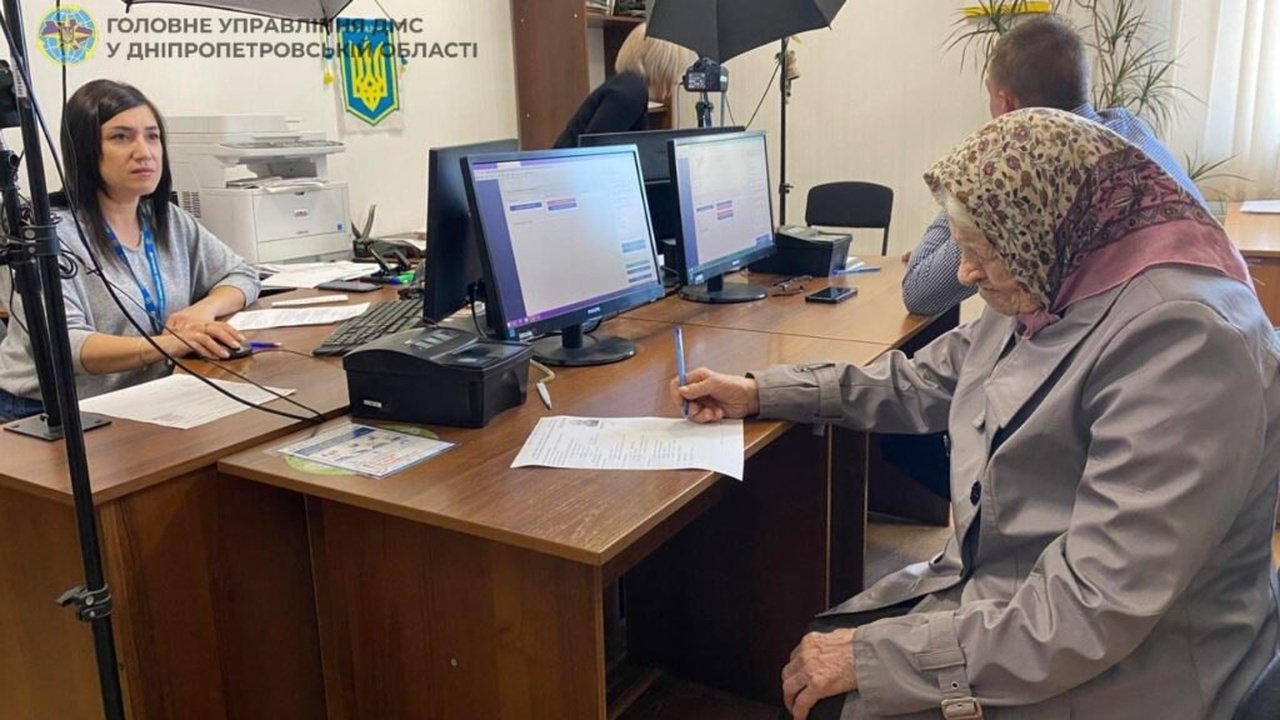 Пенсионерка впервые получает загранпаспорт