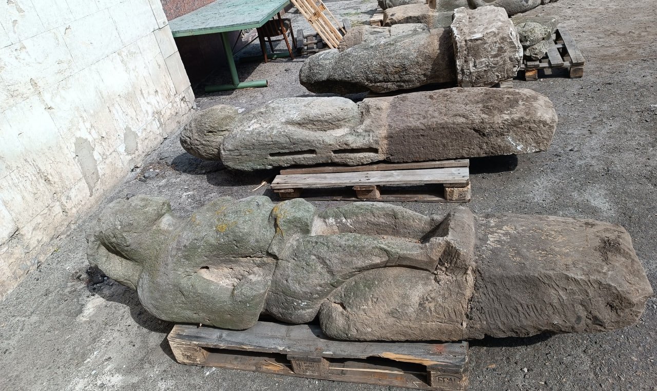 З Дніпропетровщини евакуювали три старовинні кам’яні баби