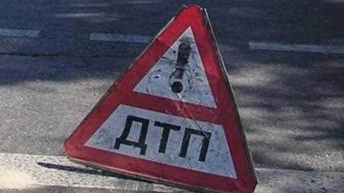 В центре Днепра столкнулись три авто: одну машину вынесло на трамвайные пути