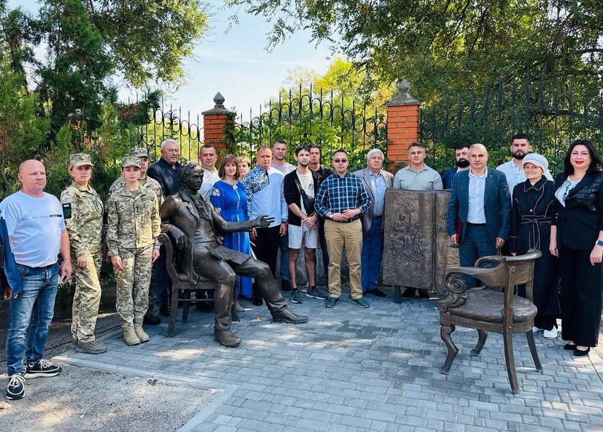 Збережений під обстрілами: пам’ятник Шевченку знайшов новий дім на Дніпропетровщині