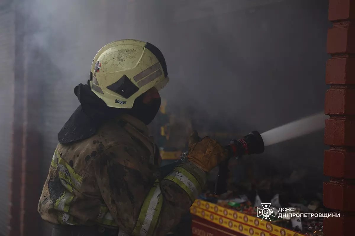 У Дніпрі спалахнула масштабна пожежа на ринку