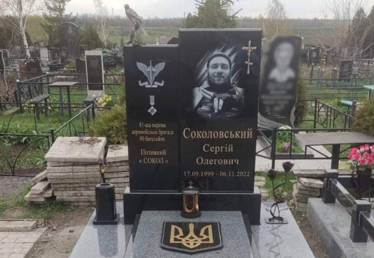 На Криворожье неизвестные украли статую из могилы погибшего военного