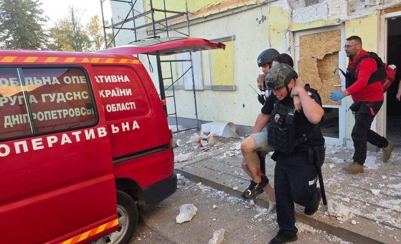 Рятувальники на місці удару по Нікопольському району