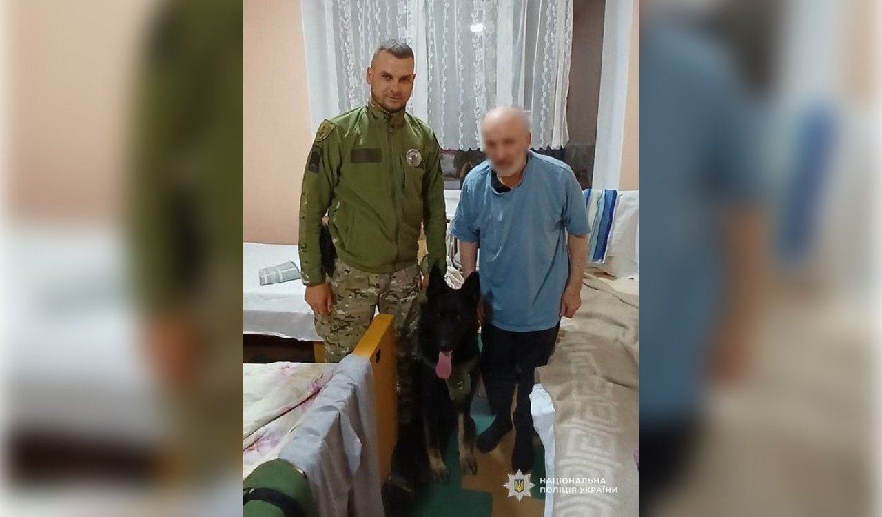 Пацієнт разом з кінологом та собакою