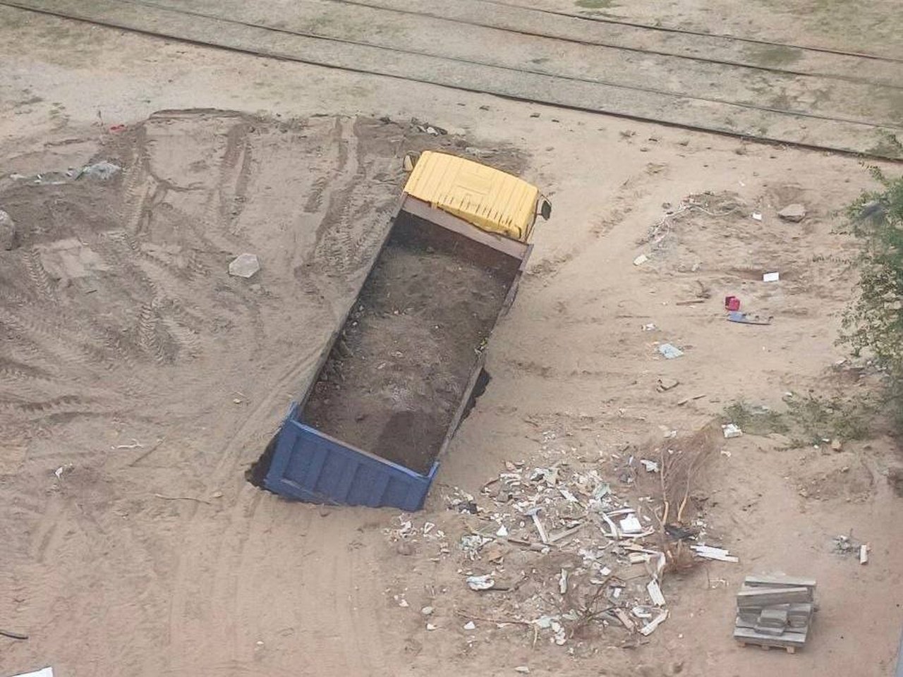 Провалившаяся под землю в Днепре машина