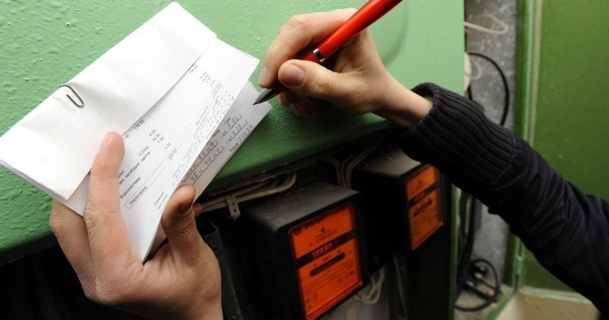 Людина з платіжкою за комунальні послуги