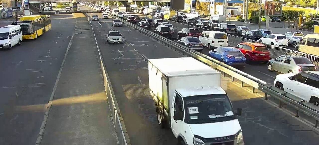 В Днепре перед Новым мостом собирается большая пробка: что произошло