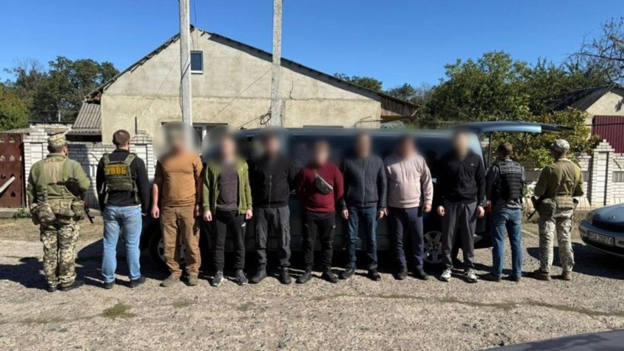 Задержанные мужчины на границе
