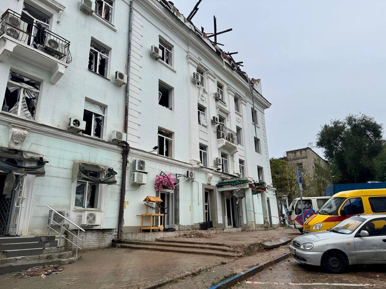 Офісна будівля, яка постраждала під час атаки по Дніпру