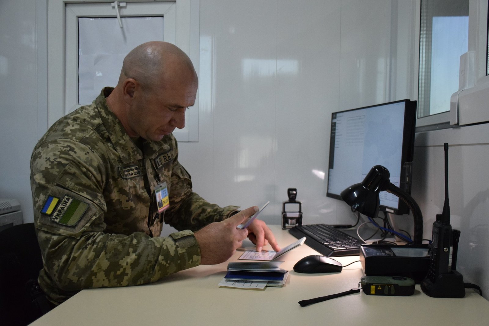 Прикордонник під час перевірки документів