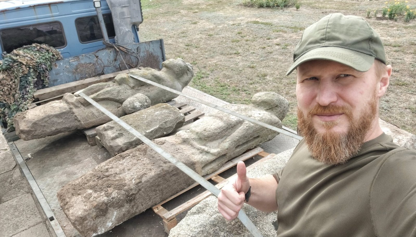 В Днепр эвакуировали еще три старинные каменные статуи