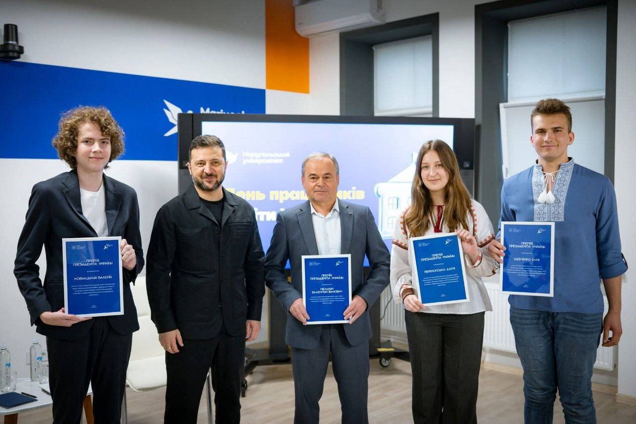 Президент нагородив ученицю з Дніпра за міжнародну перемогу з інформатики
