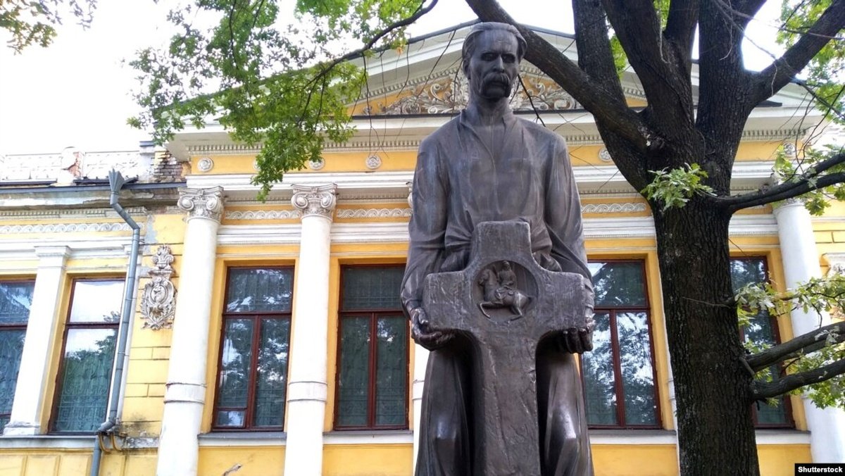 Врятовані вітрини Дмитра Яворницького: культурну цінність привезли до Дніпра