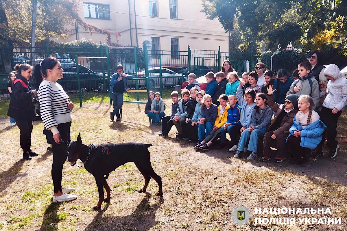 У Дніпрі школярі побачили, як службові собаки допомагають поліції