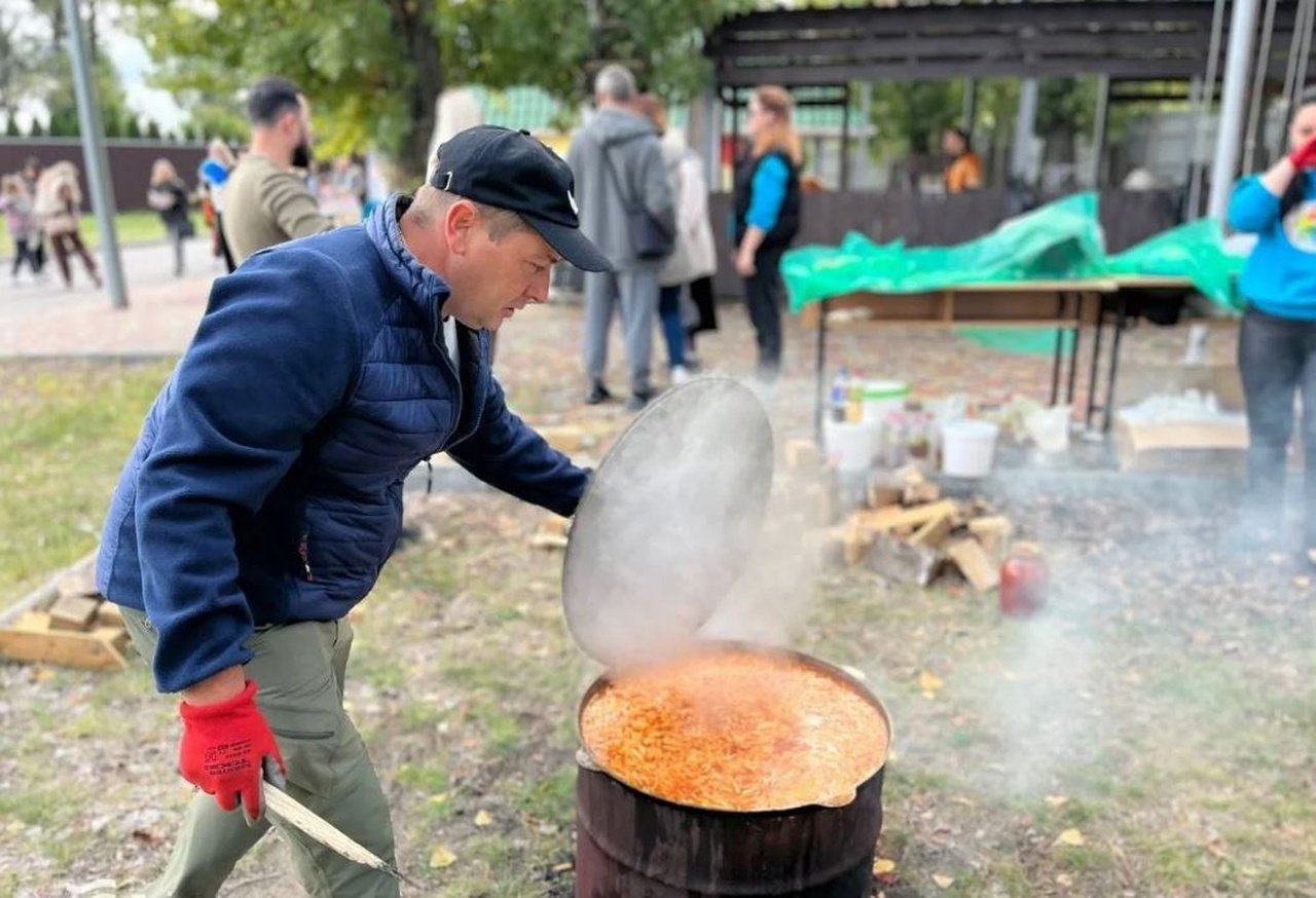 Чоловік варить борщ у Дніпрі