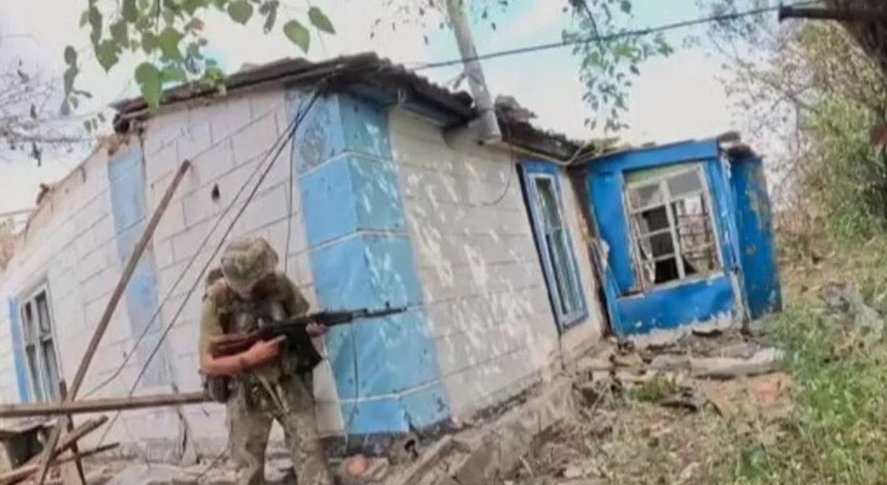 Український військовий під час зачистки населеного пункту
