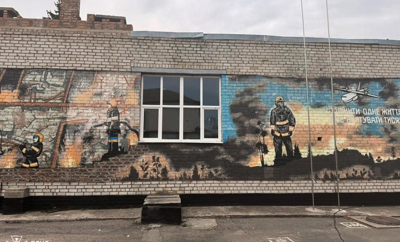 Пожарное депо в Никополе после обстрела
