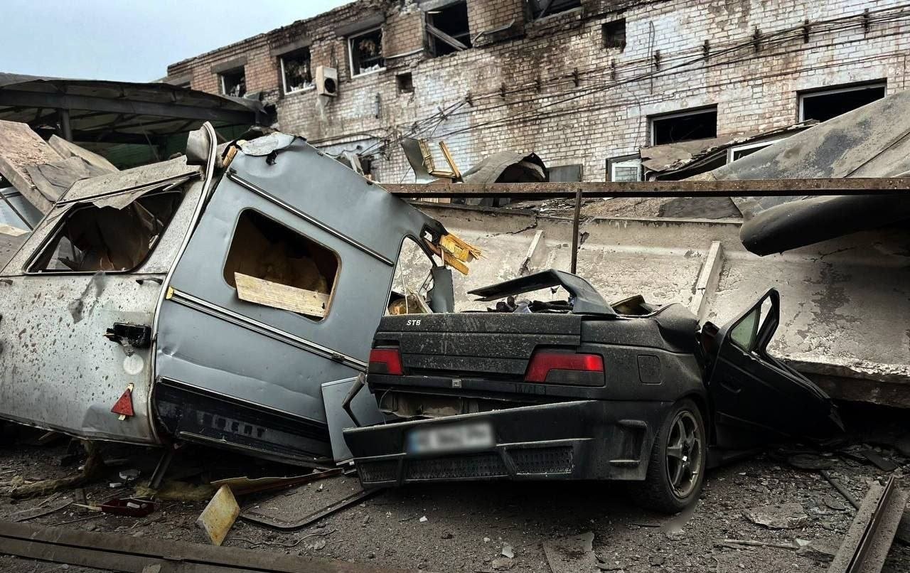 Поврежденные после российской атаки автомобили