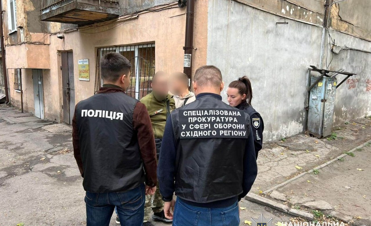 У Дніпрі військовий ТЦК попався на хабарі — обіцяв звільнення від служби за $20 000