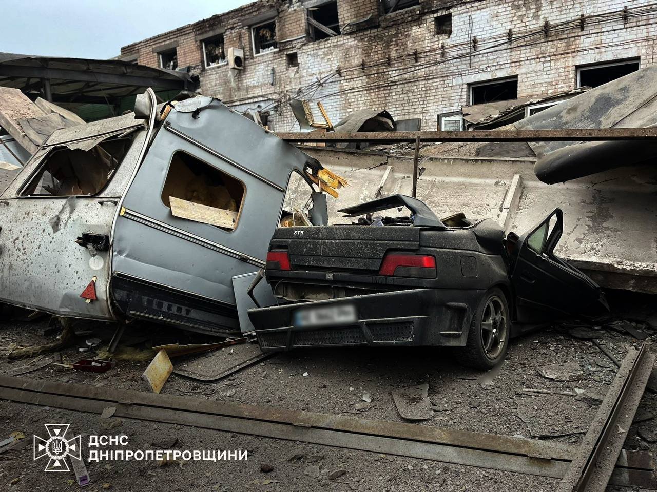 В ДСНС показали фото наслідків атаки на енергетичну інфраструктуру на Дніпропетровщині 