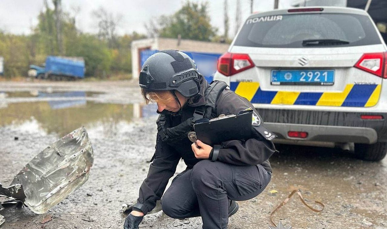 Сотрудница полиции на месте попадания вражеских дронов