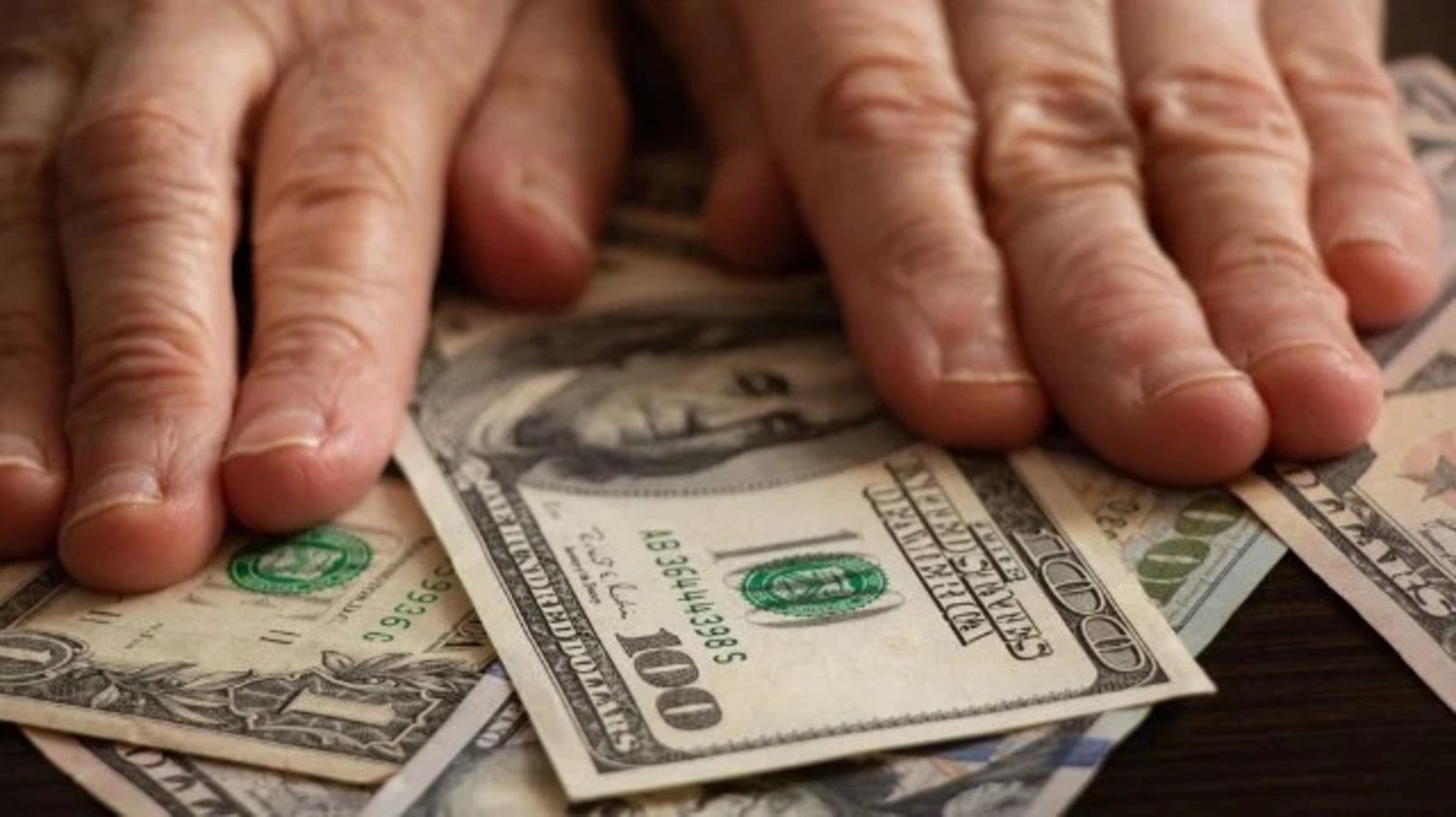 В Самаре 88-летняя женщина отдала мошенникам более 200 тысяч гривен за «освящение»