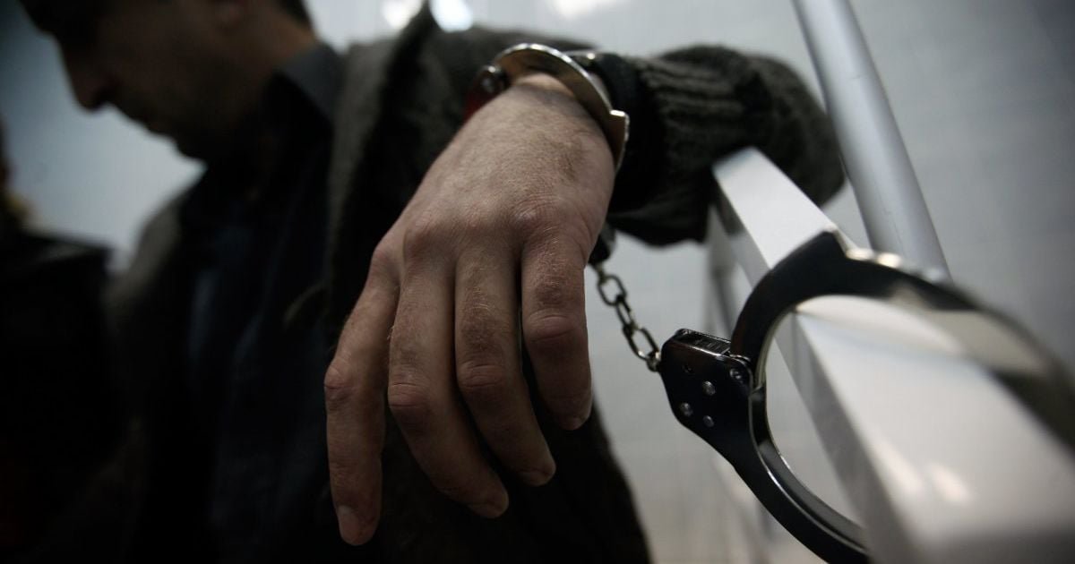 викрадення Чоловік у наручниках