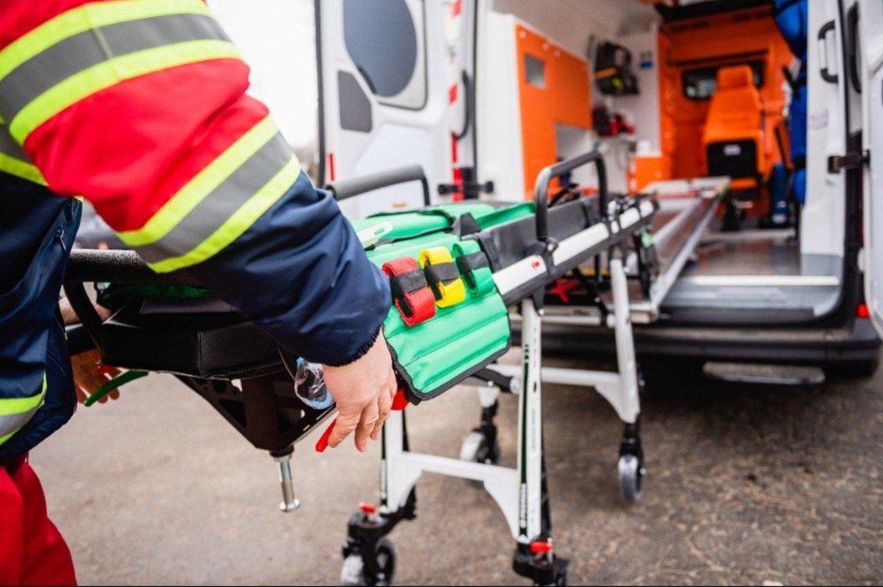 Медики у реанимобиля