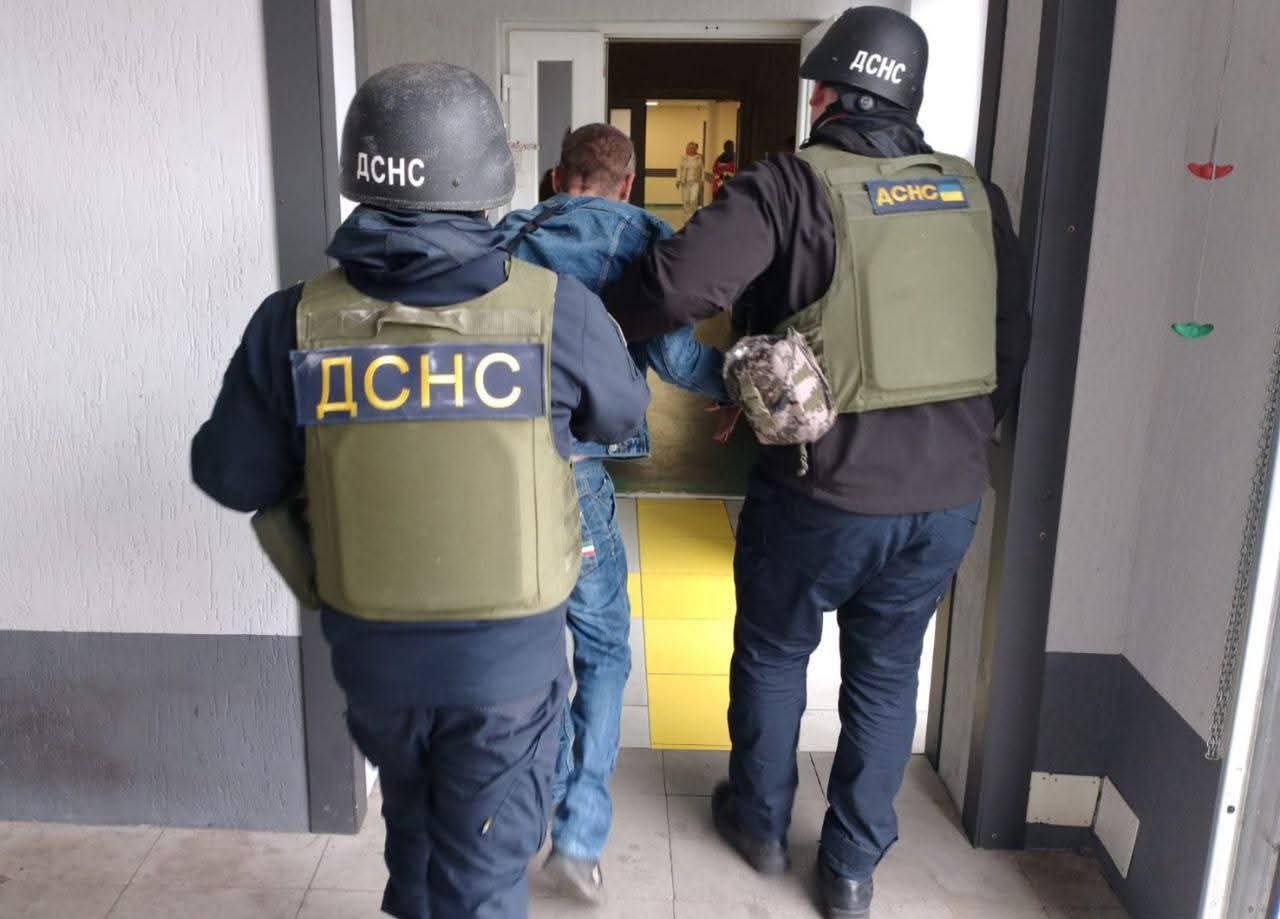 Спасатели вместе с раненым мужчиной