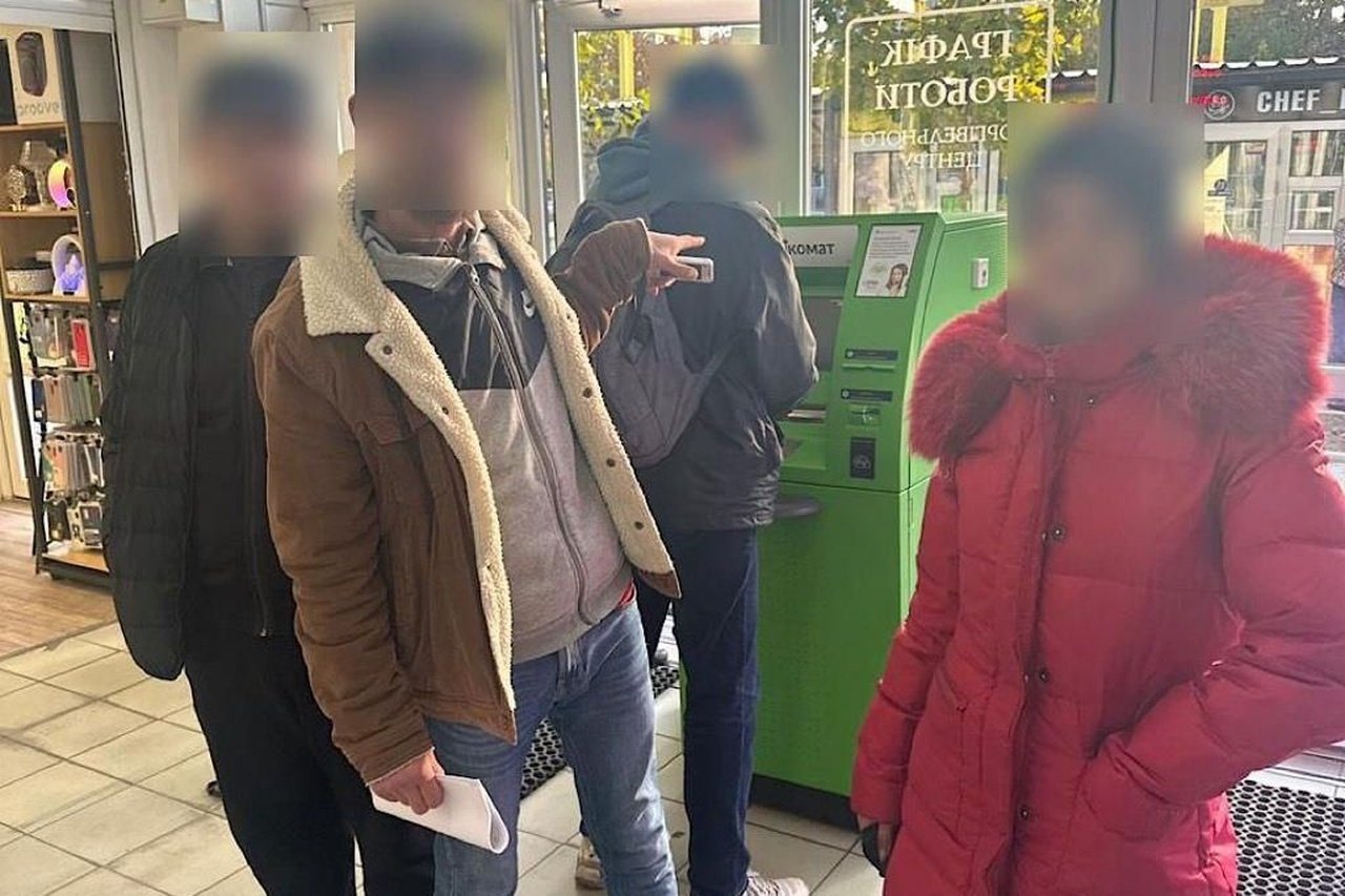 Затримання чоловіка біля банкомата в Дніпрі