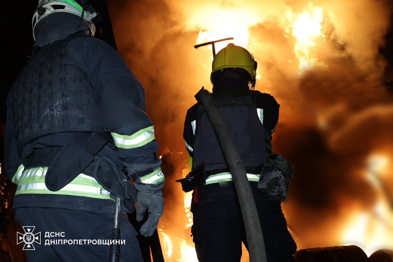 Масштабна пожежа: у ДСНС показали наслідки атаки на Кривий Ріг