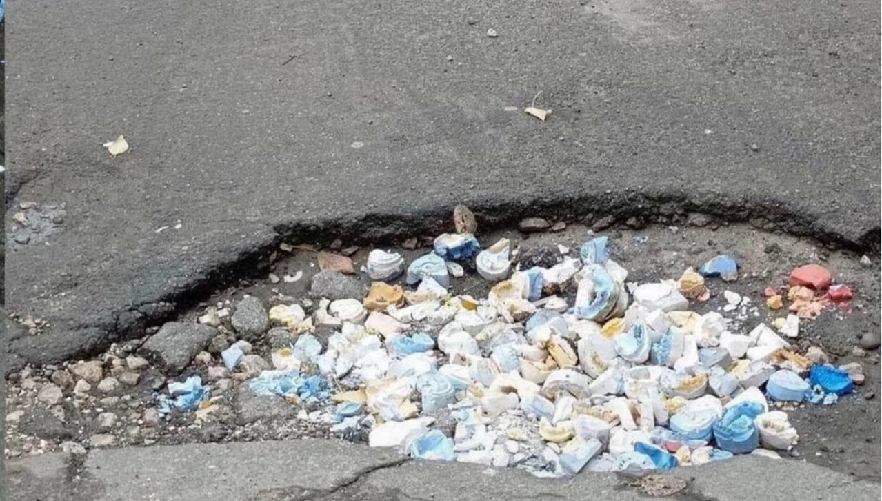 щелепи Яму на асфальті залатали зліпками щелеп