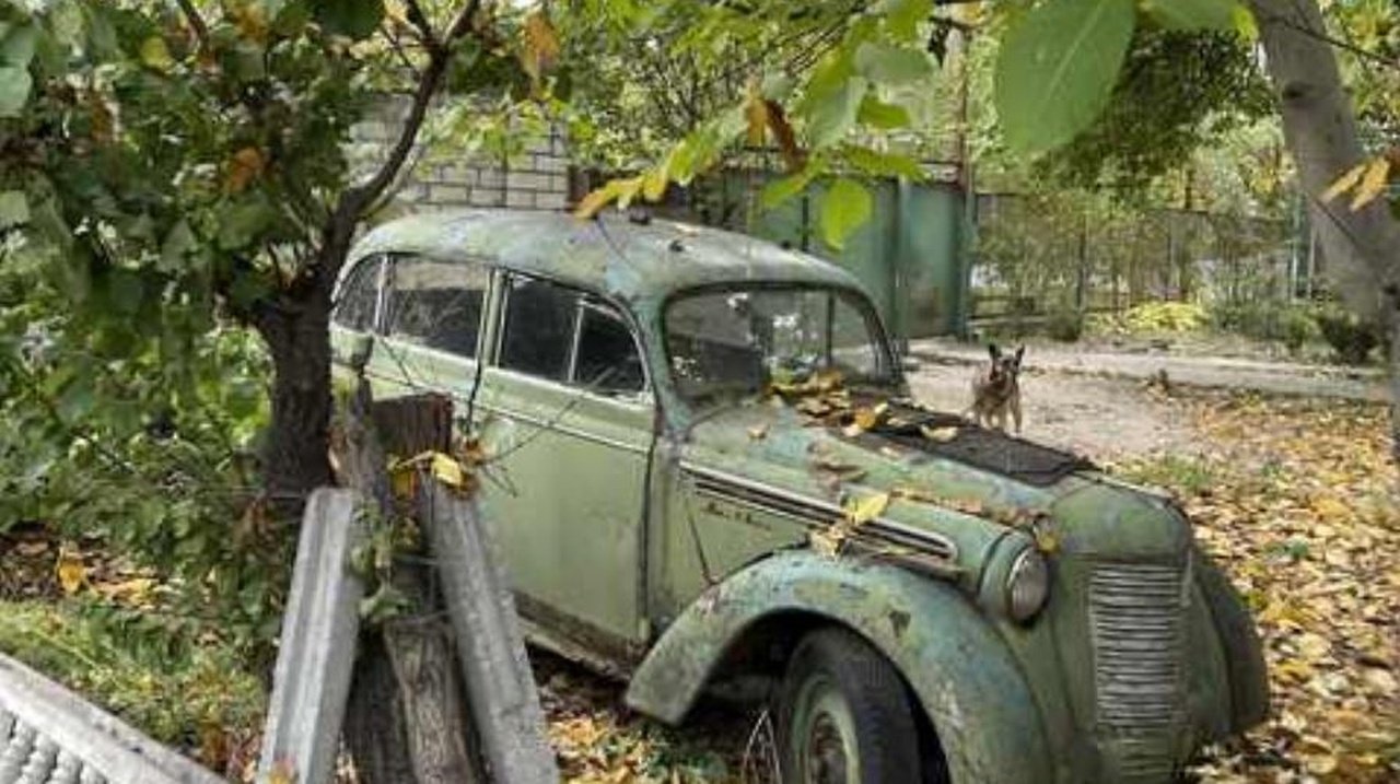 Автомобиль, который стоит во дворе