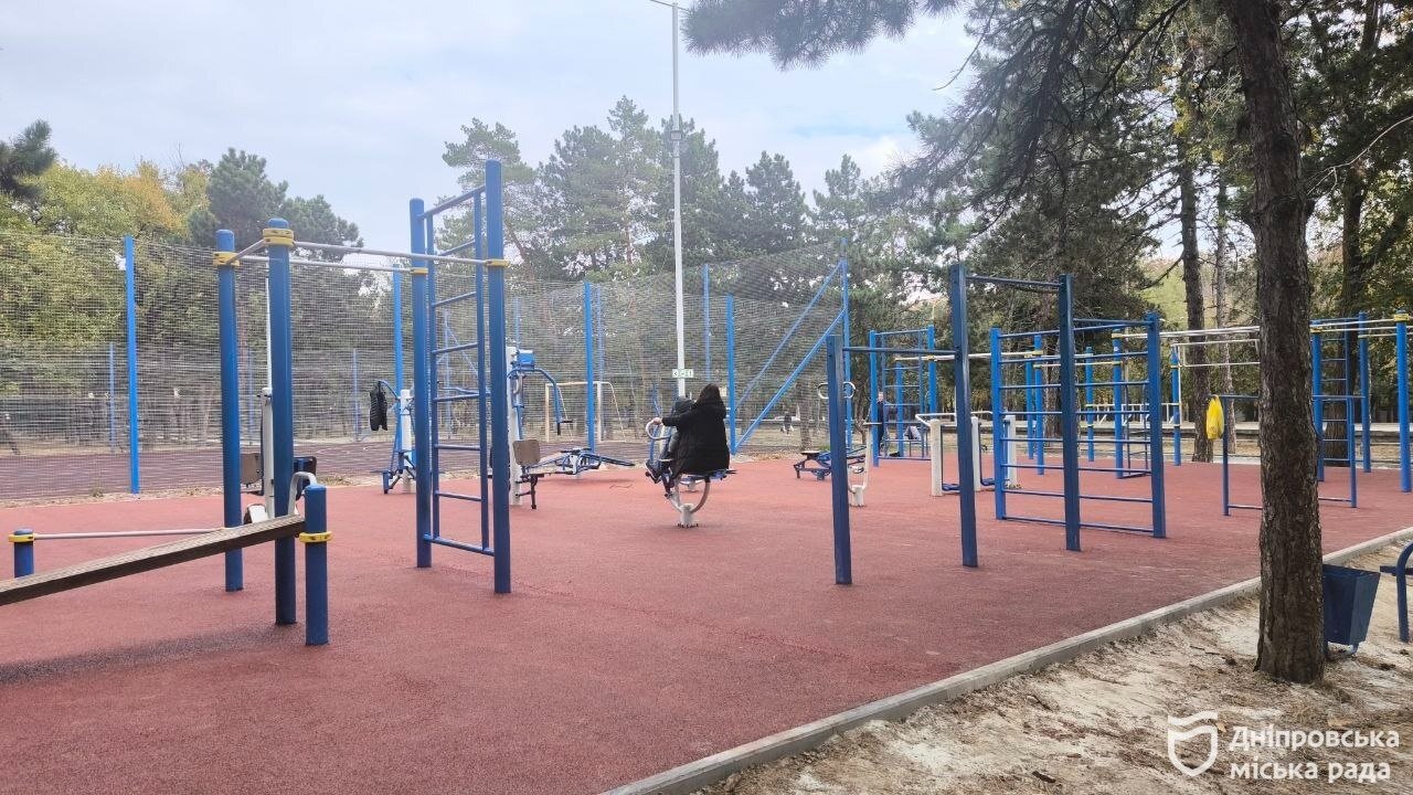 o_1j85n9b5p14457jm1bj71i8ahke2f У Дніпрі в парку Писаржевського оновили спортивний майданчик: що зроблено