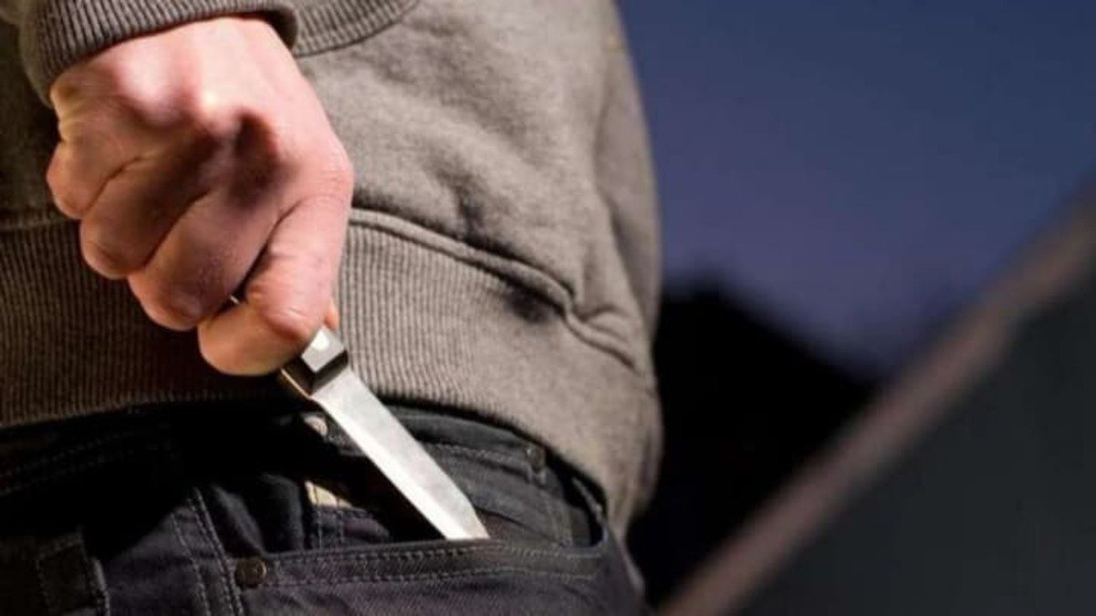 1748020378-2572-large В Никополе на остановке мужчина напал с ножом на 19-летнего парня