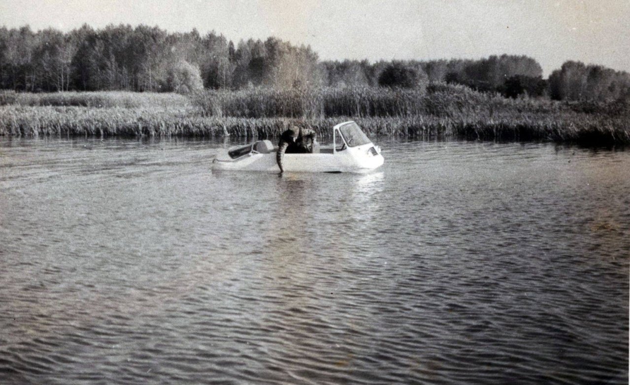 569082311_2254189708342258_3978202168212288551_n (1) Автомобиль-амфибия плывет по воде в Днепре.