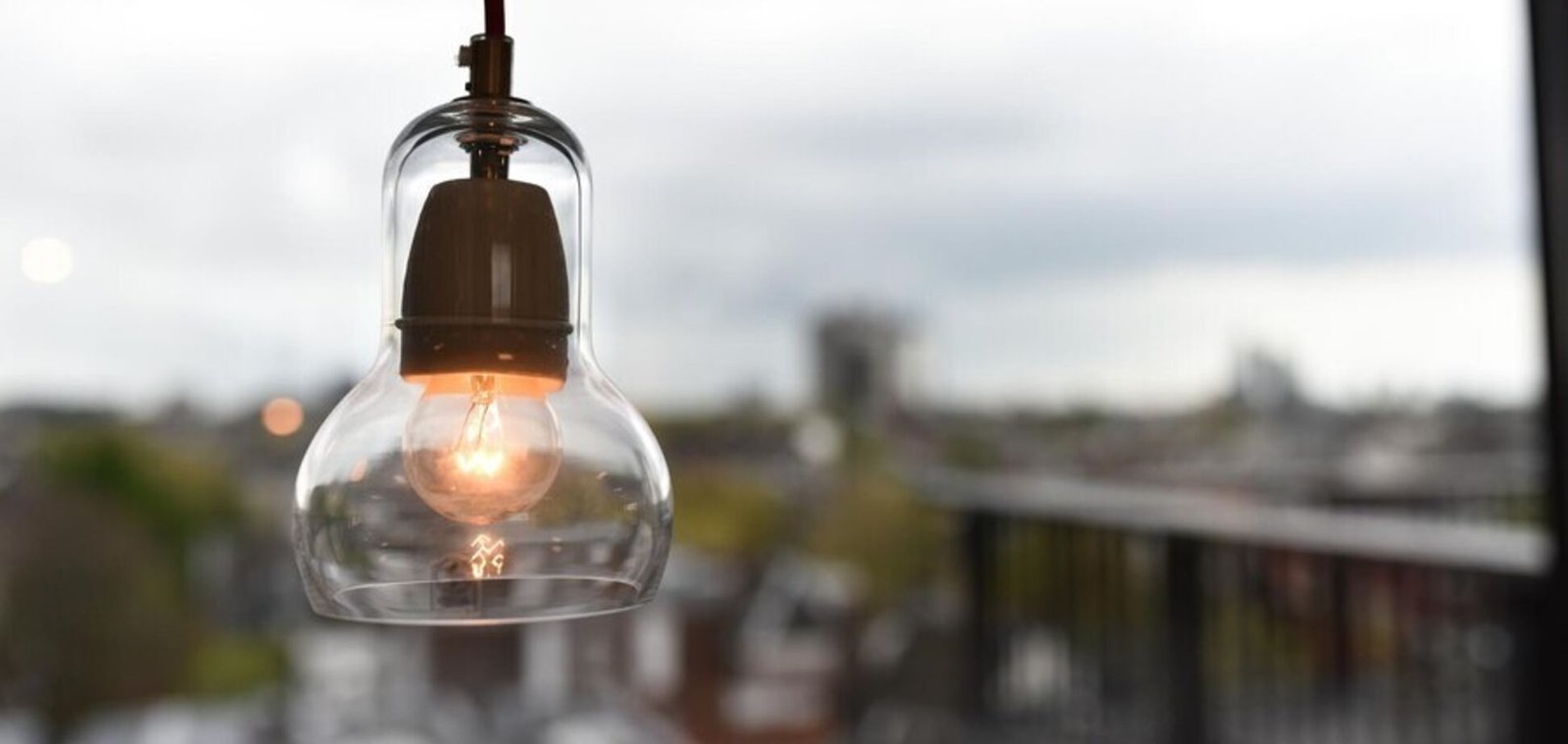 illuminated-pendant-light-hanging-restaurant1048944-2888954 Свет