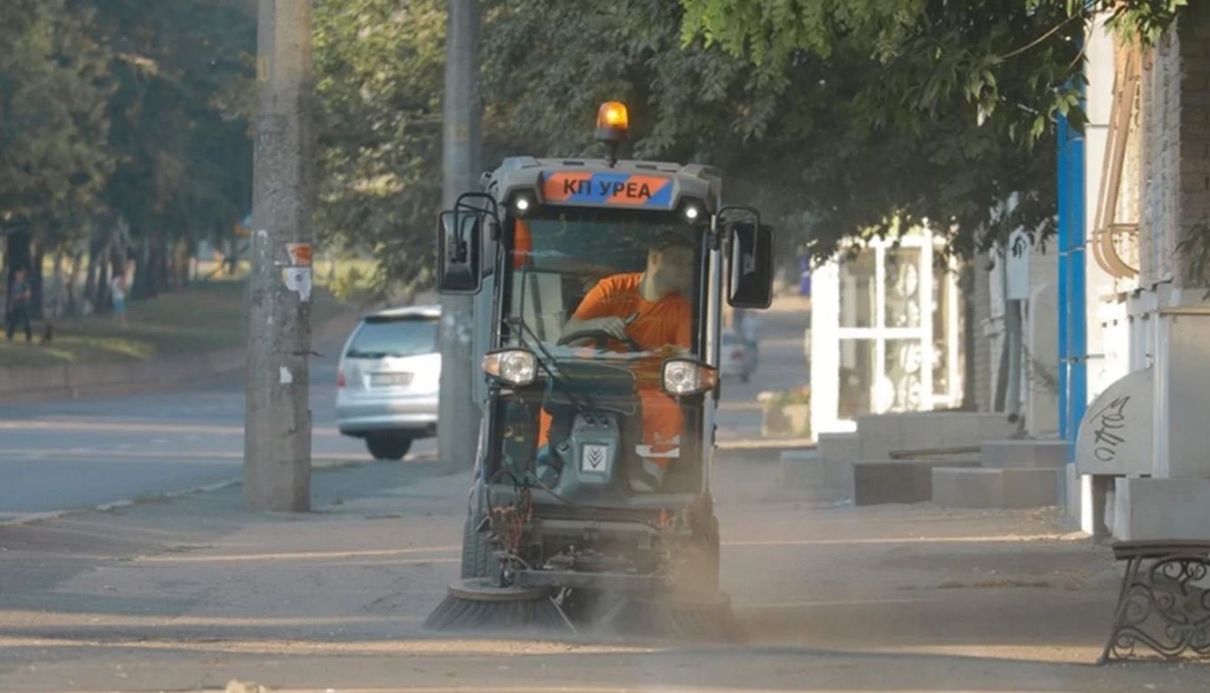 Прибирання доріг у Дніпрі