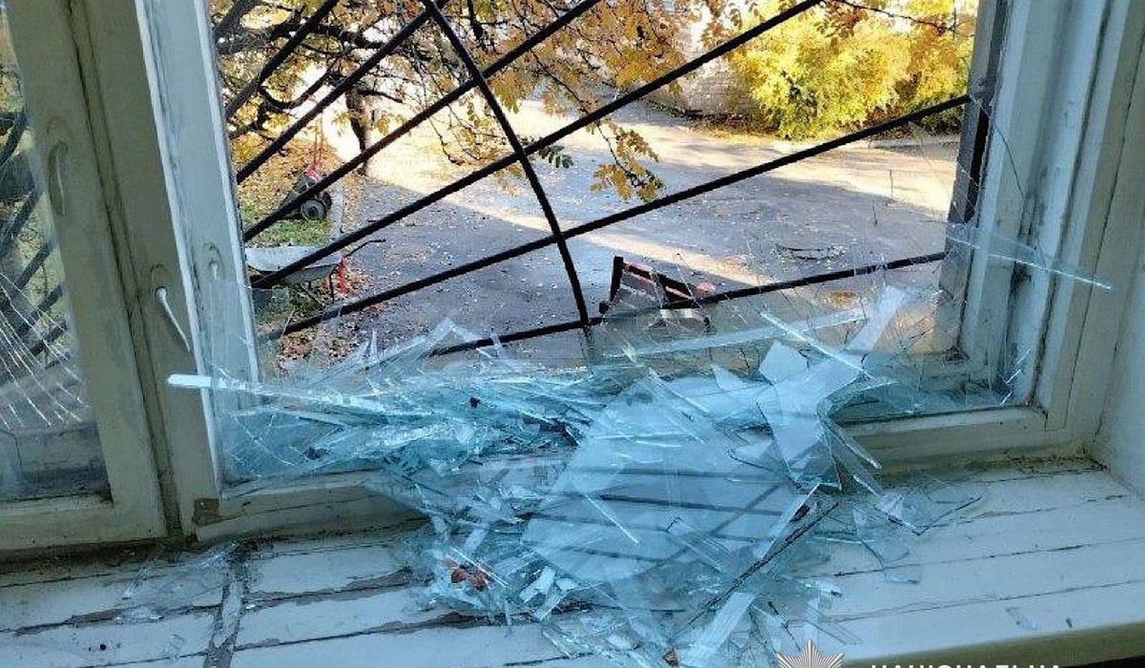 Разбитое во время атаки окно