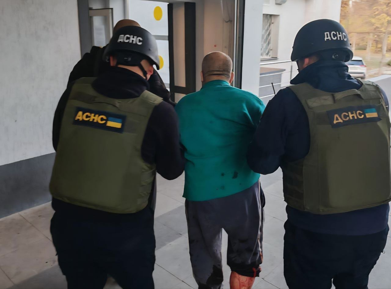 Спасатели и раненый мужчина