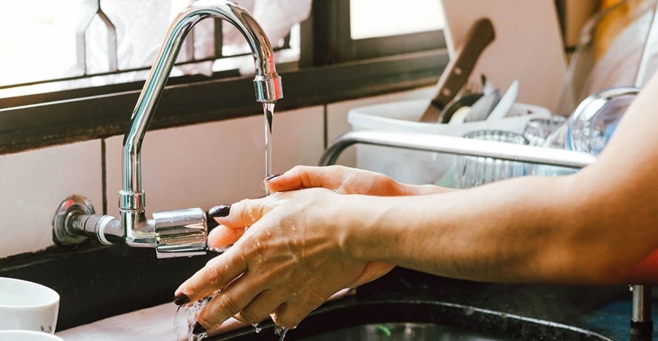 Женщина моет руки