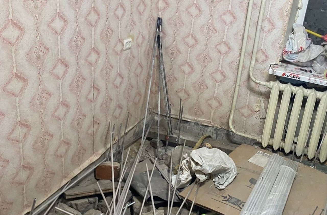 Работы ведут в доме, где проседает грунт