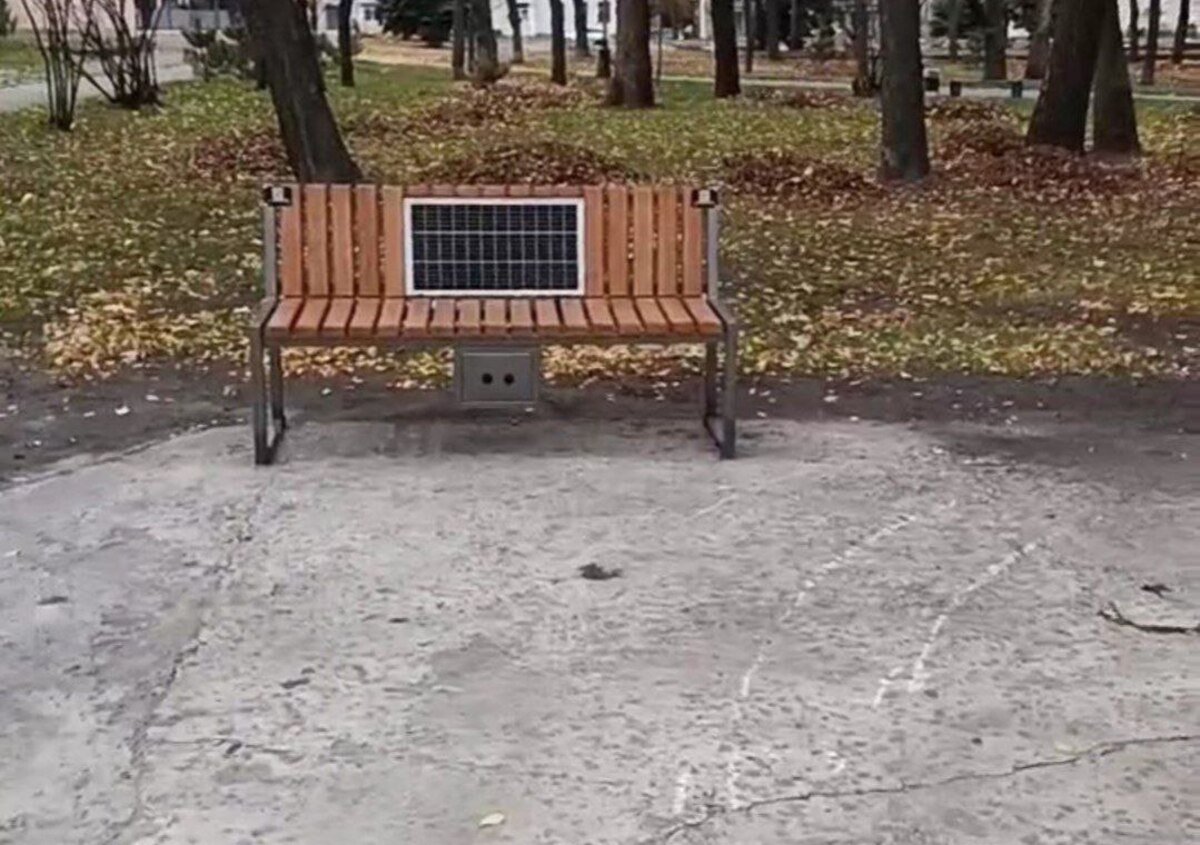 photo_2025-11-01_17-13-41 «Умные» скамейки с Wi-Fi и зарядкой: новинка на Соборной площади в Днепре