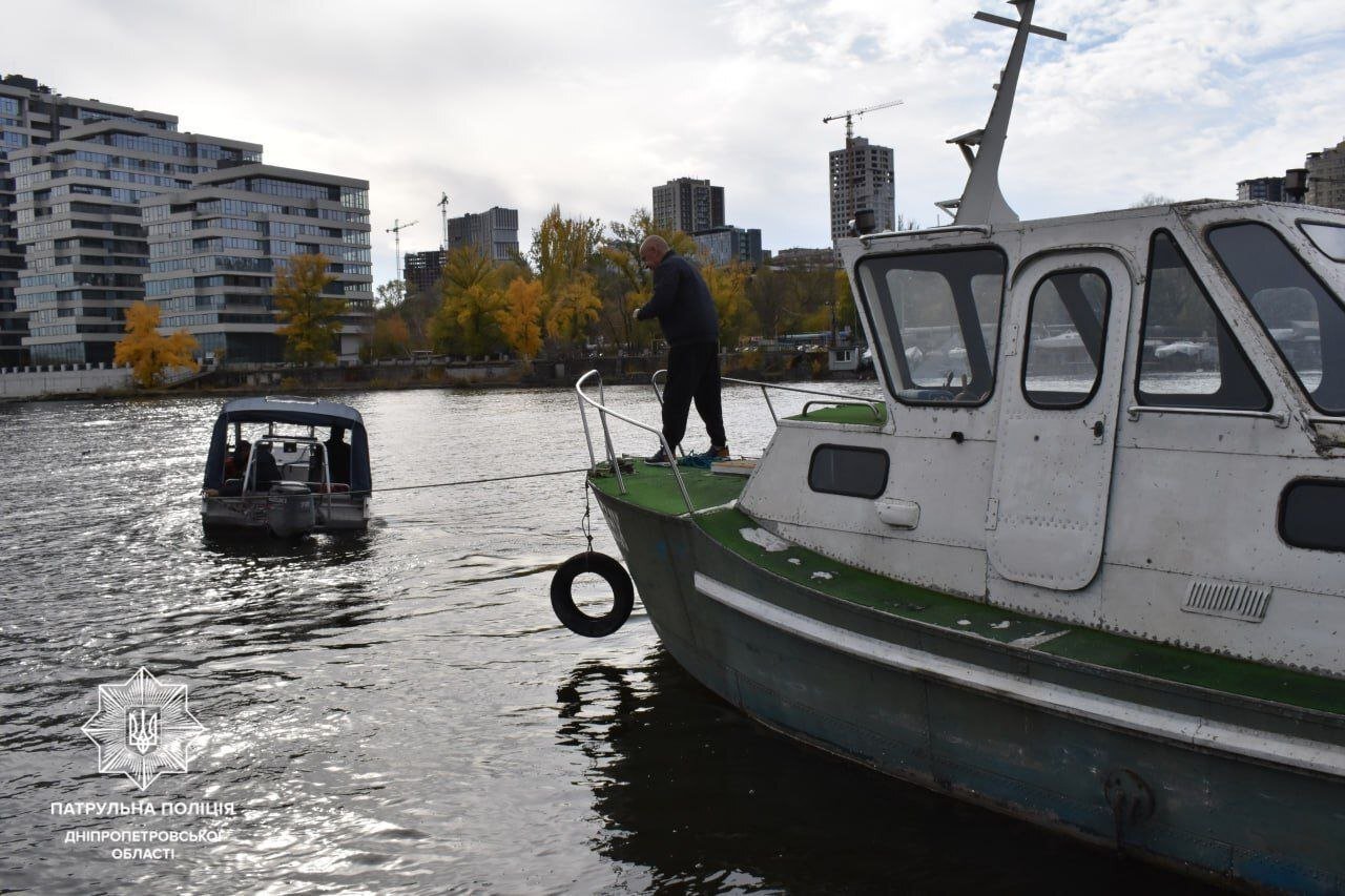 У Дніпрі під час шторму катер віднесло на середину річки