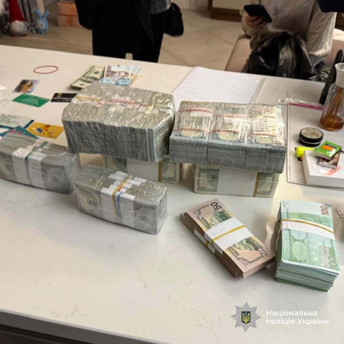 6 (1) Начальник экоинспекции в Днепре взяли под стражу через миллион долларов и элитные активы