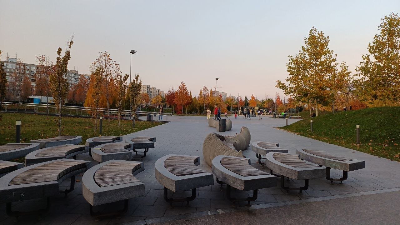 У Дніпрі в Прибережному помітили дивну чергу з лавочок