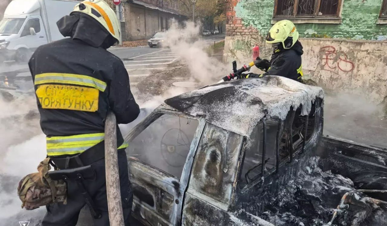Спасатели тушат машину