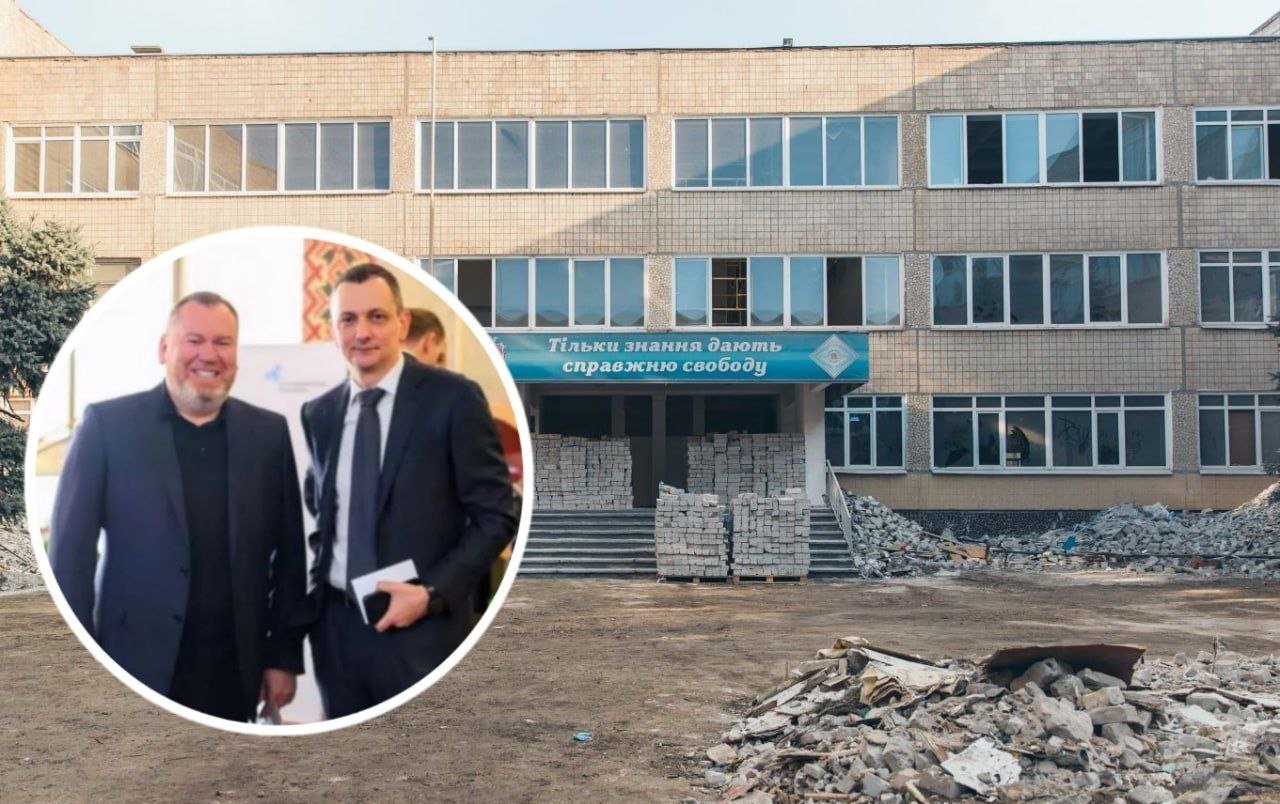 На фото Валентин Резниченко Юрий Голик на фоне гимназии в Кривом Роге