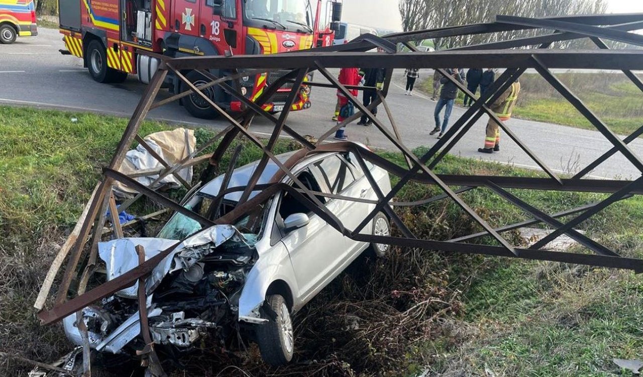 Автівка застрягла всередині понівеченої конструкції