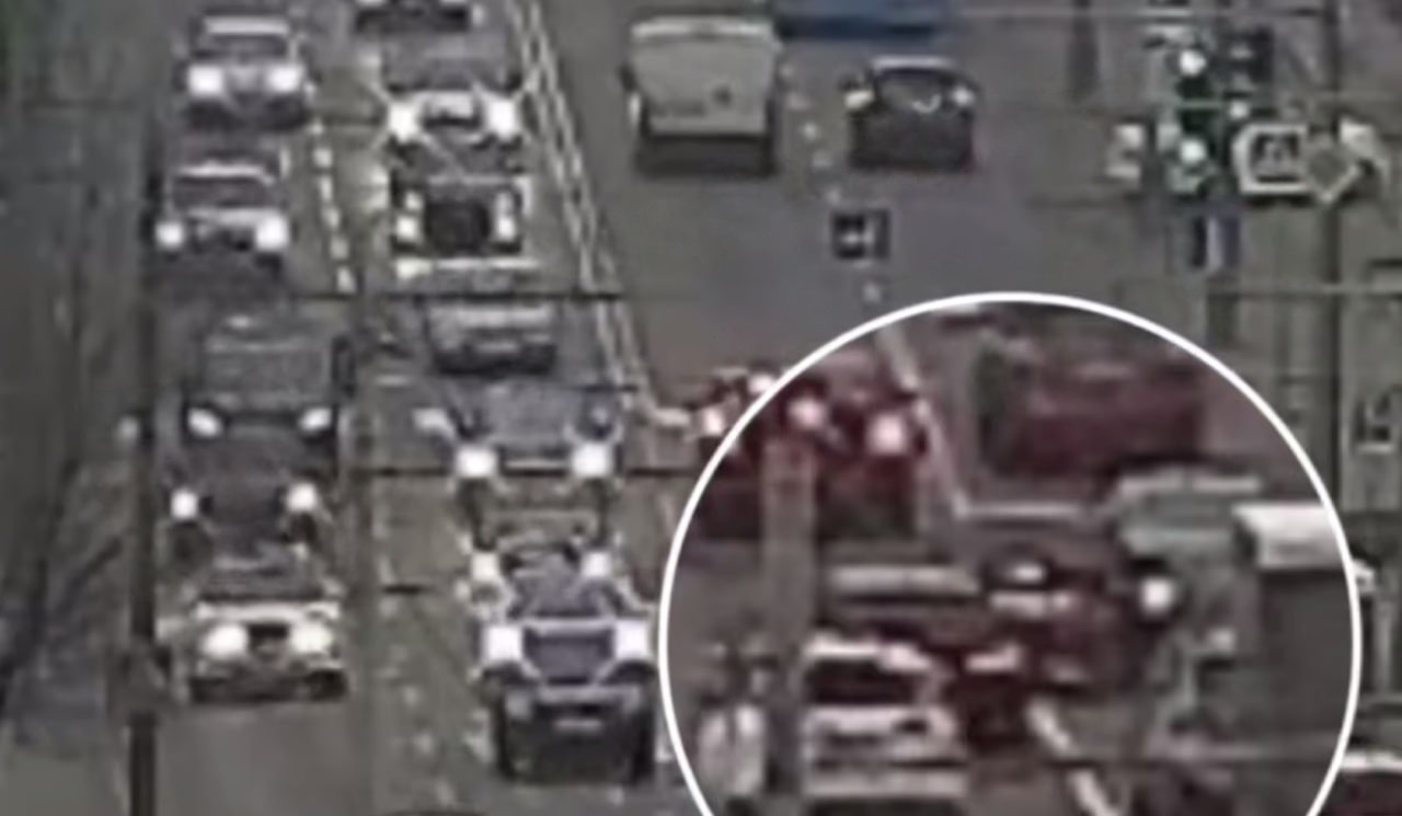 У Дніпрі на Січеславській Набережній ускладнено рух через ДТП: відео